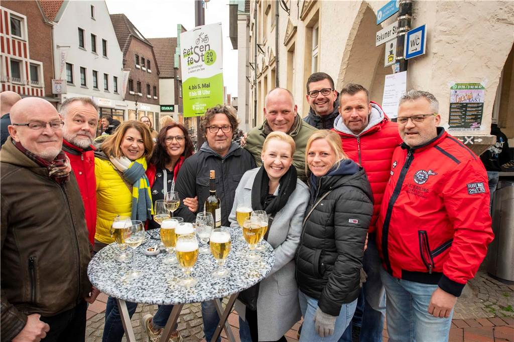Zum ersten Feierabendmarkt unter freiem Himmel in diesem Jahr kamen viele Halterner auf den Marktplatz.