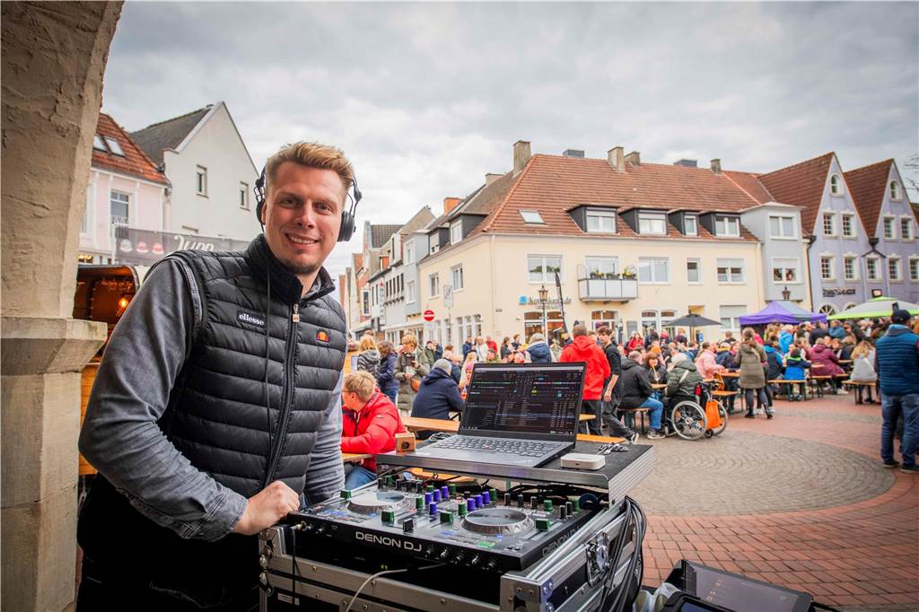 Zum ersten Feierabendmarkt unter freiem Himmel in diesem Jahr kamen viele Halterner auf den Marktplatz.