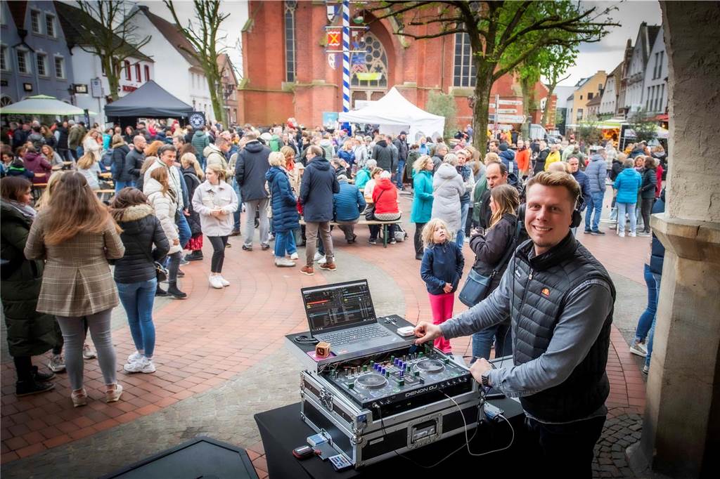 Zum ersten Feierabendmarkt unter freiem Himmel in diesem Jahr kamen viele Halterner auf den Marktplatz.