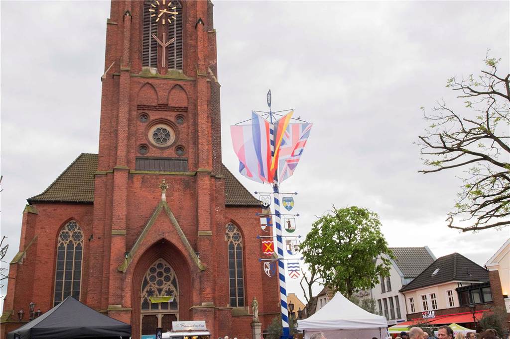 Zum ersten Feierabendmarkt unter freiem Himmel in diesem Jahr kamen viele Halterner auf den Marktplatz.