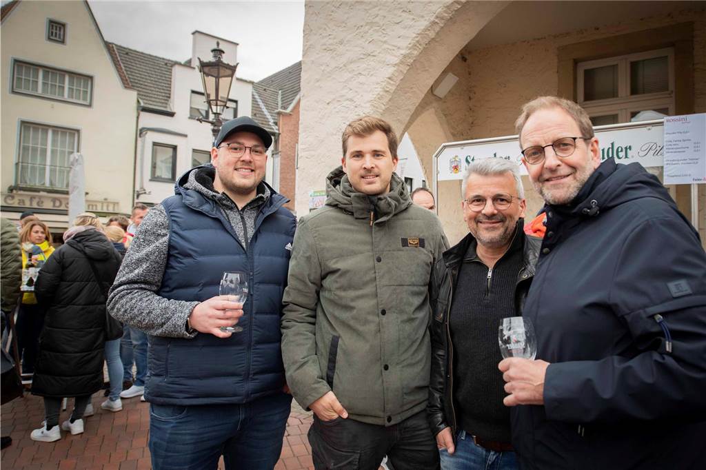 Zum ersten Feierabendmarkt unter freiem Himmel in diesem Jahr kamen viele Halterner auf den Marktplatz.