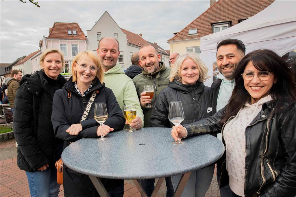Zum ersten Feierabendmarkt unter freiem Himmel in diesem Jahr kamen viele Halterner auf den Marktplatz.