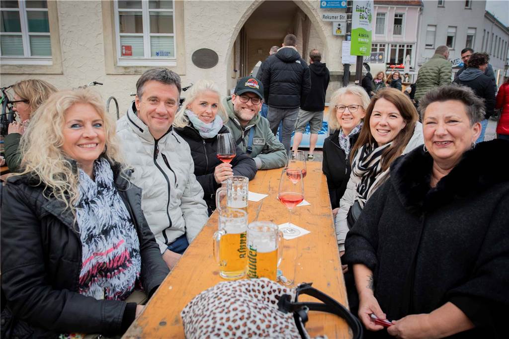 Zum ersten Feierabendmarkt unter freiem Himmel in diesem Jahr kamen viele Halterner auf den Marktplatz.
