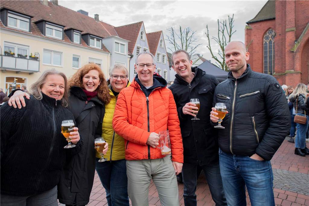 Zum ersten Feierabendmarkt unter freiem Himmel in diesem Jahr kamen viele Halterner auf den Marktplatz.