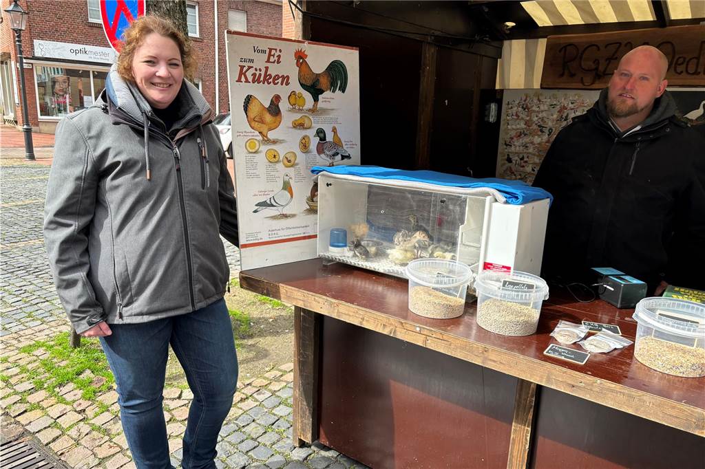 Warten auf Besucher: Josefsmarkt bei typischem Aprilwetter Frau und Mann in einer Holzhütte