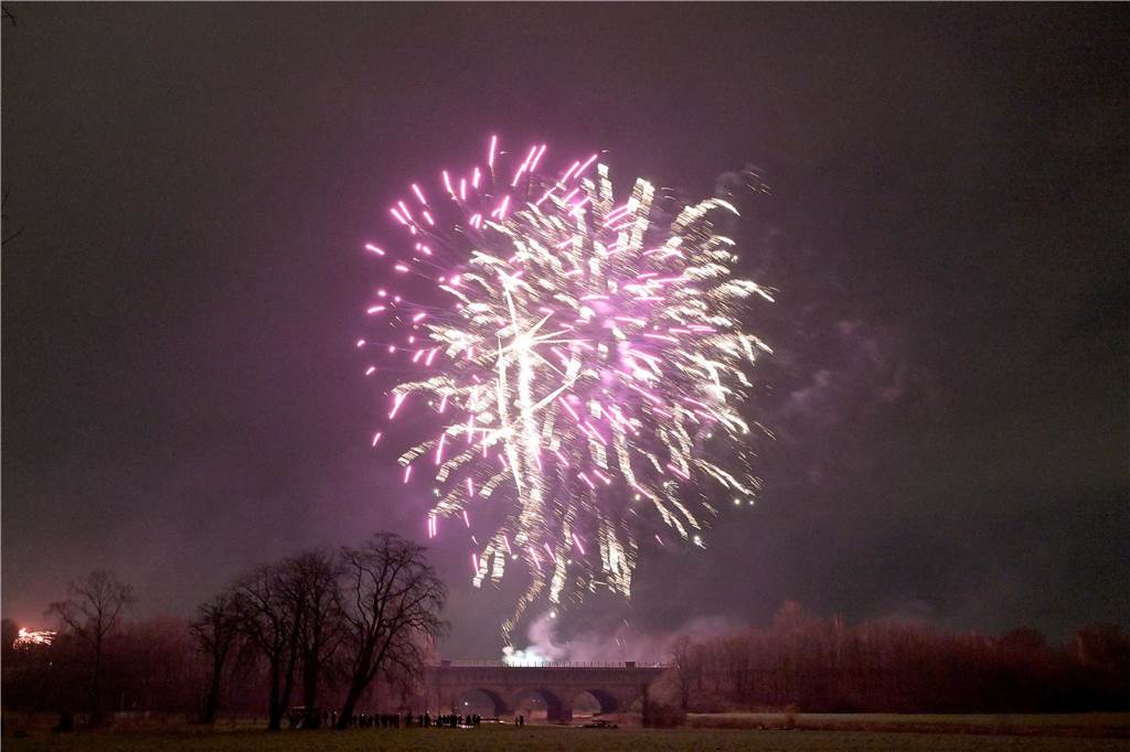 Viele Bilder vom Silvester-Feuerwerk 2023 in Olfen: Himmel leuchtete über Dreibogenbrücke