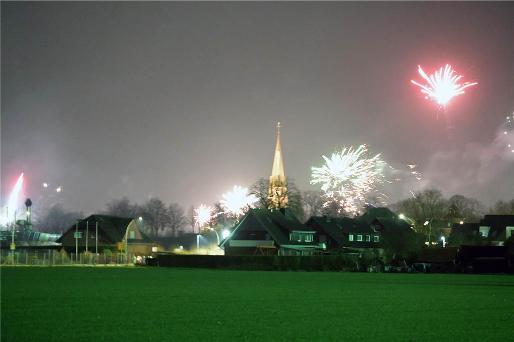 Viele Bilder vom Silvester-Feuerwerk 2023 in Olfen: Himmel leuchtete über Dreibogenbrücke