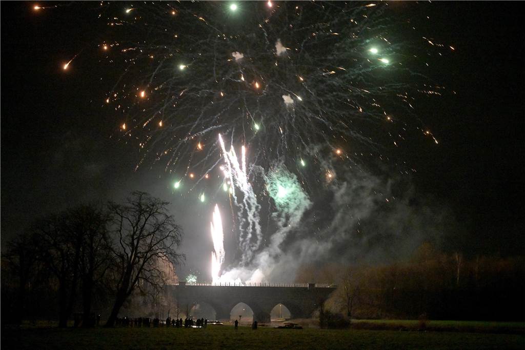 Viele Bilder vom Silvester-Feuerwerk 2023 in Olfen: Himmel leuchtete über Dreibogenbrücke