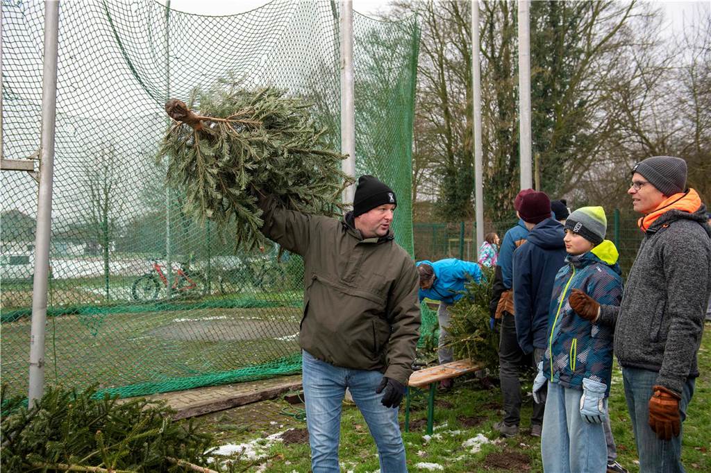Zum ersten Mal fand in Sythen ein Wettbewerb im Weihnachtsbaum-Werfen statt. Das ist wahrlich nicht nur ein "Sport" für Männer - und für Teilnehmer und Zuschauer ein großer Spaß.
