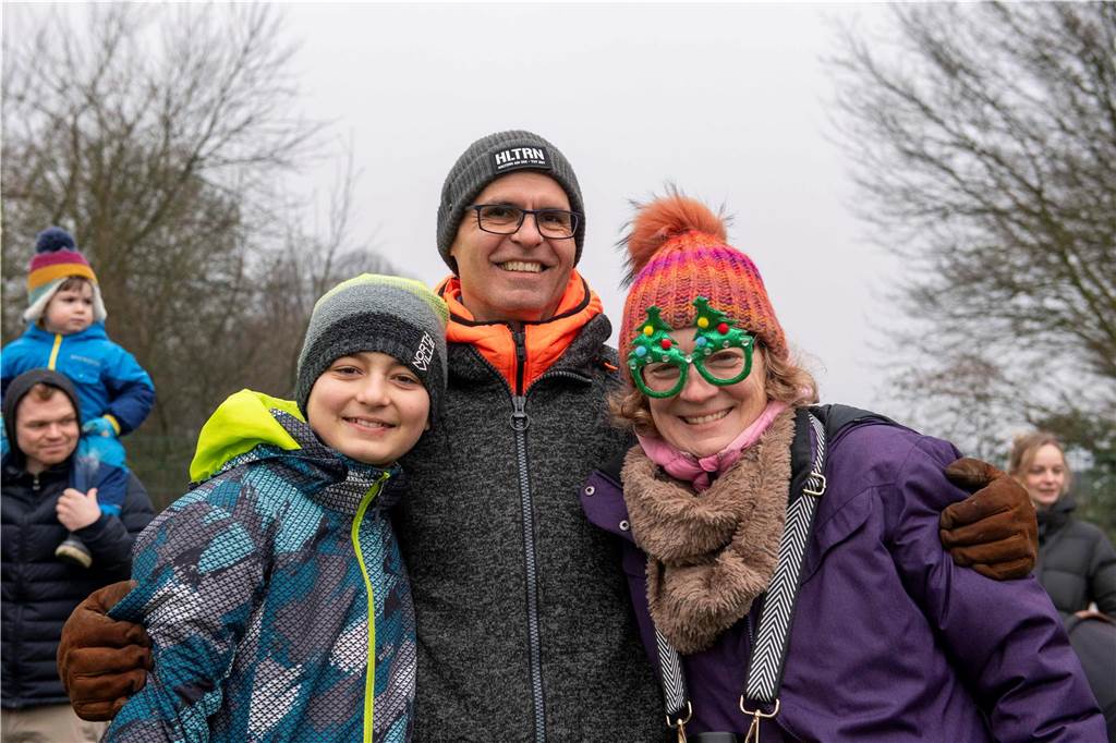 Zum ersten Mal fand in Sythen ein Wettbewerb im Weihnachtsbaum-Werfen statt. Das ist wahrlich nicht nur ein "Sport" für Männer - und für Teilnehmer und Zuschauer ein großer Spaß.
