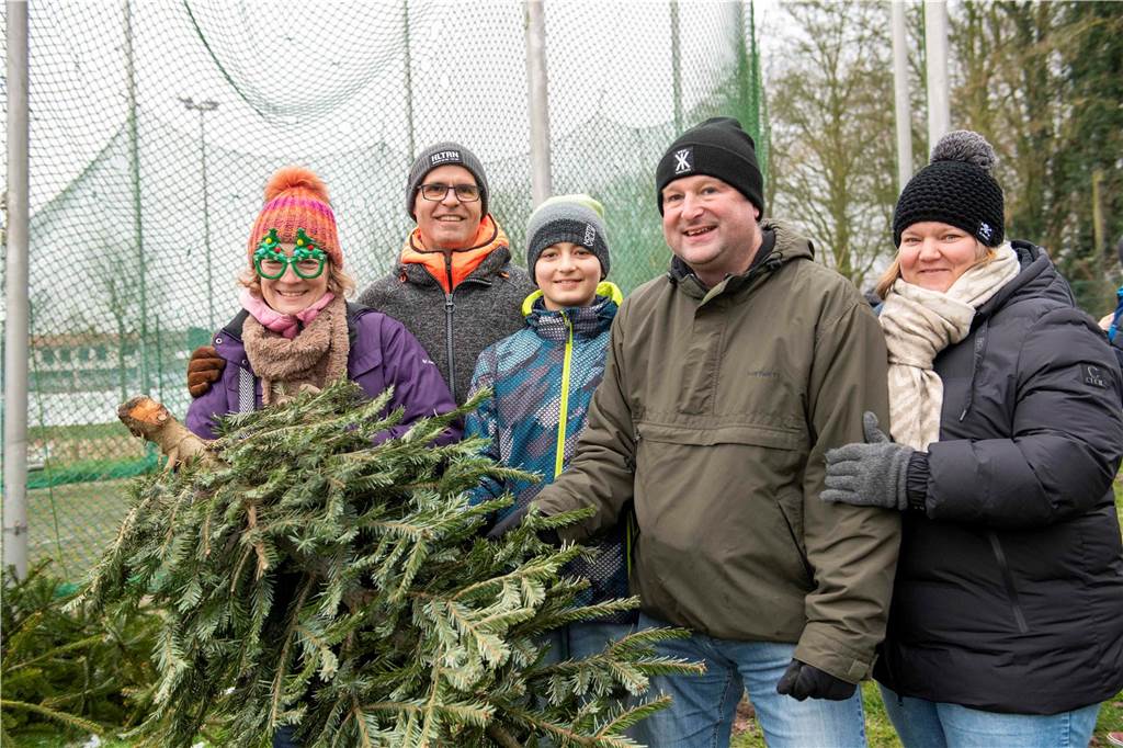 Zum ersten Mal fand in Sythen ein Wettbewerb im Weihnachtsbaum-Werfen statt. Das ist wahrlich nicht nur ein "Sport" für Männer - und für Teilnehmer und Zuschauer ein großer Spaß.
