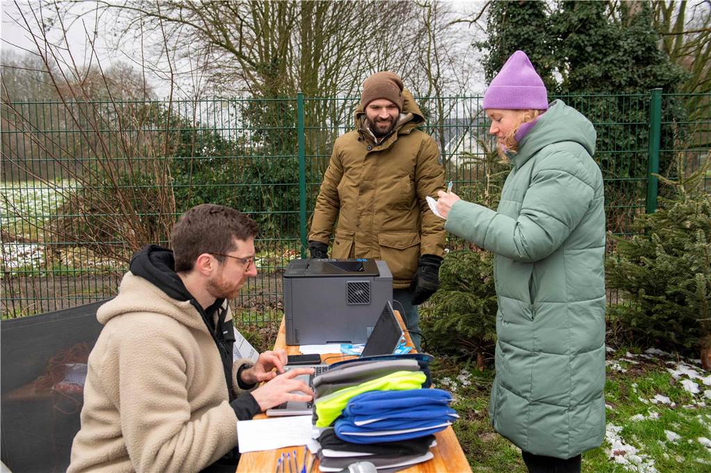 Zum ersten Mal fand in Sythen ein Wettbewerb im Weihnachtsbaum-Werfen statt. Das ist wahrlich nicht nur ein "Sport" für Männer - und für Teilnehmer und Zuschauer ein großer Spaß.