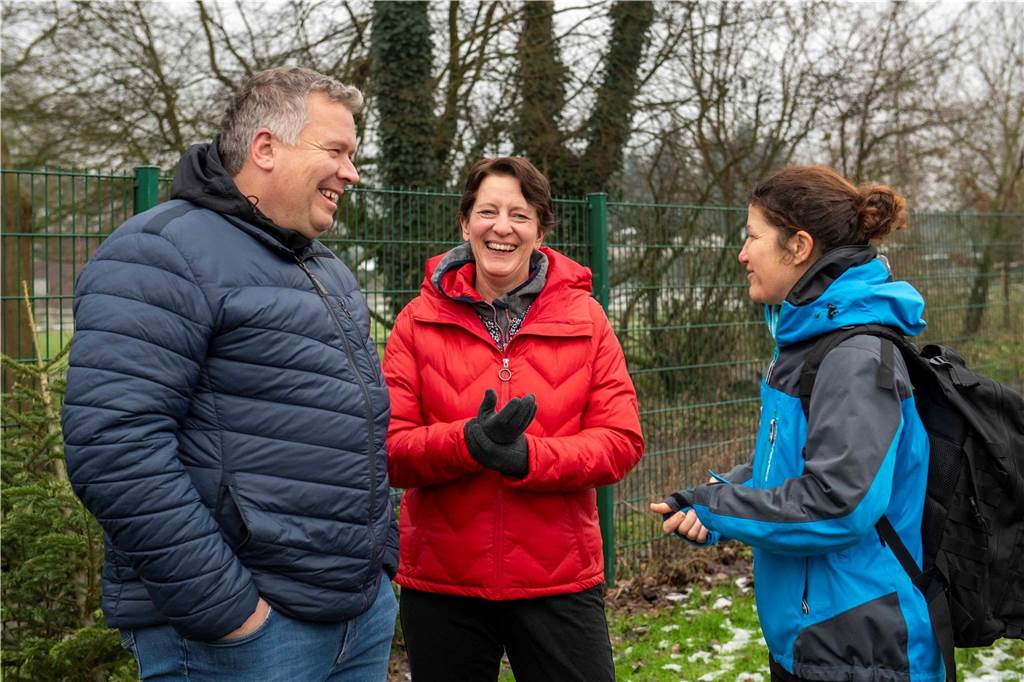 Zum ersten Mal fand in Sythen ein Wettbewerb im Weihnachtsbaum-Werfen statt. Das ist wahrlich nicht nur ein "Sport" für Männer - und für Teilnehmer und Zuschauer ein großer Spaß.