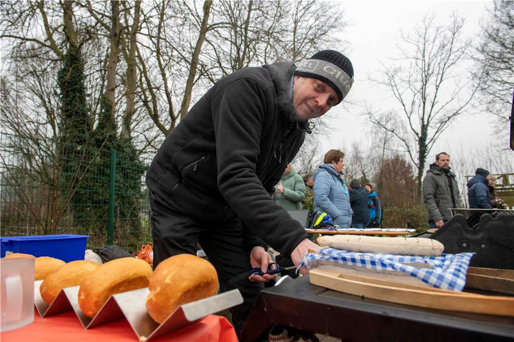 Zum ersten Mal fand in Sythen ein Wettbewerb im Weihnachtsbaum-Werfen statt. Das ist wahrlich nicht nur ein "Sport" für Männer - und für Teilnehmer und Zuschauer ein großer Spaß.