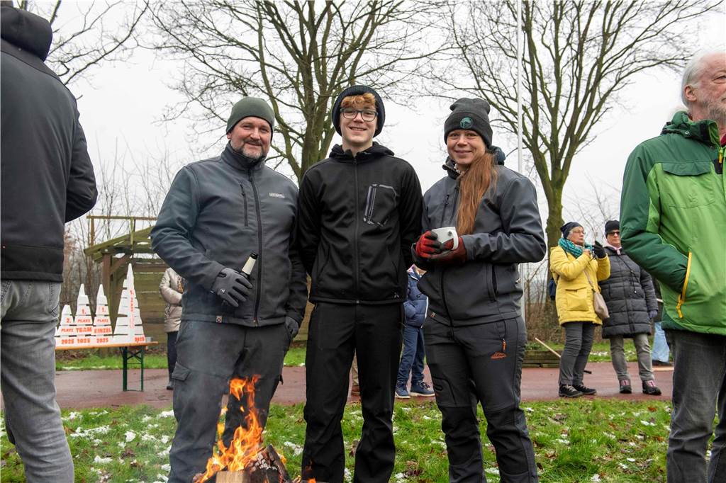 Zum ersten Mal fand in Sythen ein Wettbewerb im Weihnachtsbaum-Werfen statt. Das ist wahrlich nicht nur ein "Sport" für Männer - und für Teilnehmer und Zuschauer ein großer Spaß.