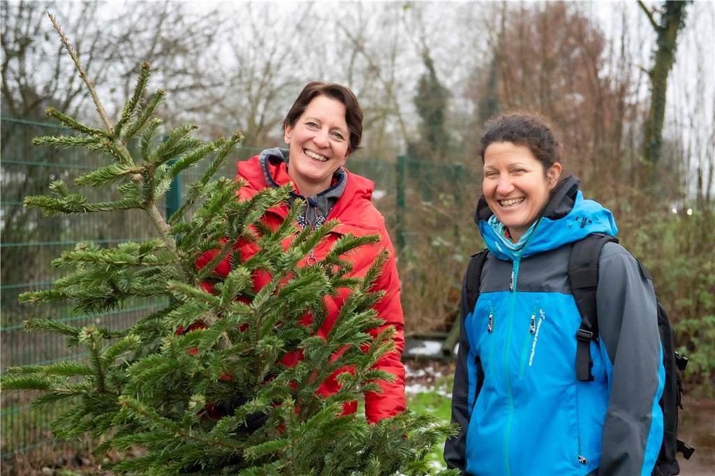 Zum ersten Mal fand in Sythen ein Wettbewerb im Weihnachtsbaum-Werfen statt. Das ist wahrlich nicht nur ein "Sport" für Männer - und für Teilnehmer und Zuschauer ein großer Spaß.
