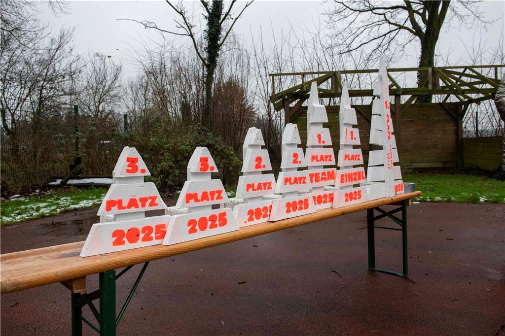 Zum ersten Mal fand in Sythen ein Wettbewerb im Weihnachtsbaum-Werfen statt. Das ist wahrlich nicht nur ein "Sport" für Männer - und für Teilnehmer und Zuschauer ein großer Spaß.