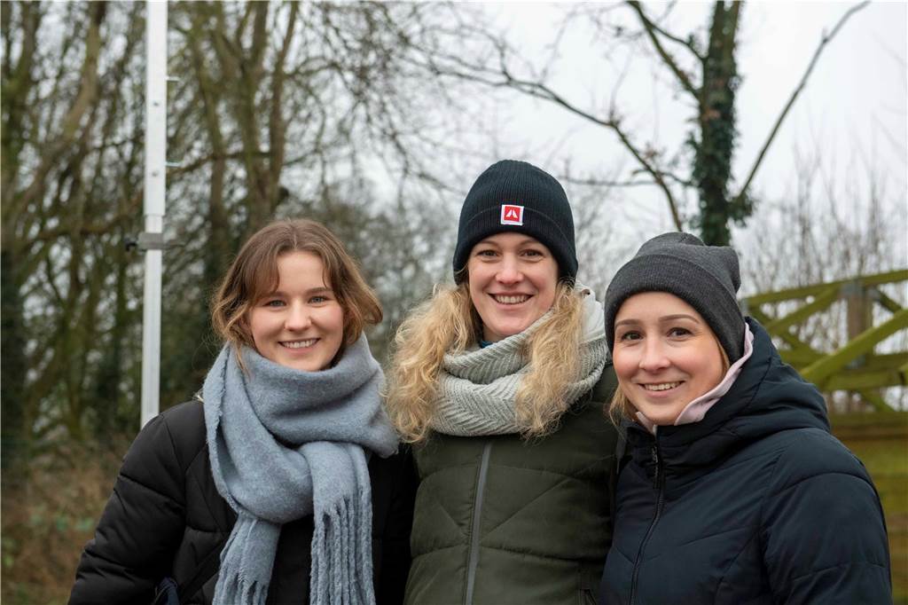 Zum ersten Mal fand in Sythen ein Wettbewerb im Weihnachtsbaum-Werfen statt. Das ist wahrlich nicht nur ein "Sport" für Männer - und für Teilnehmer und Zuschauer ein großer Spaß.