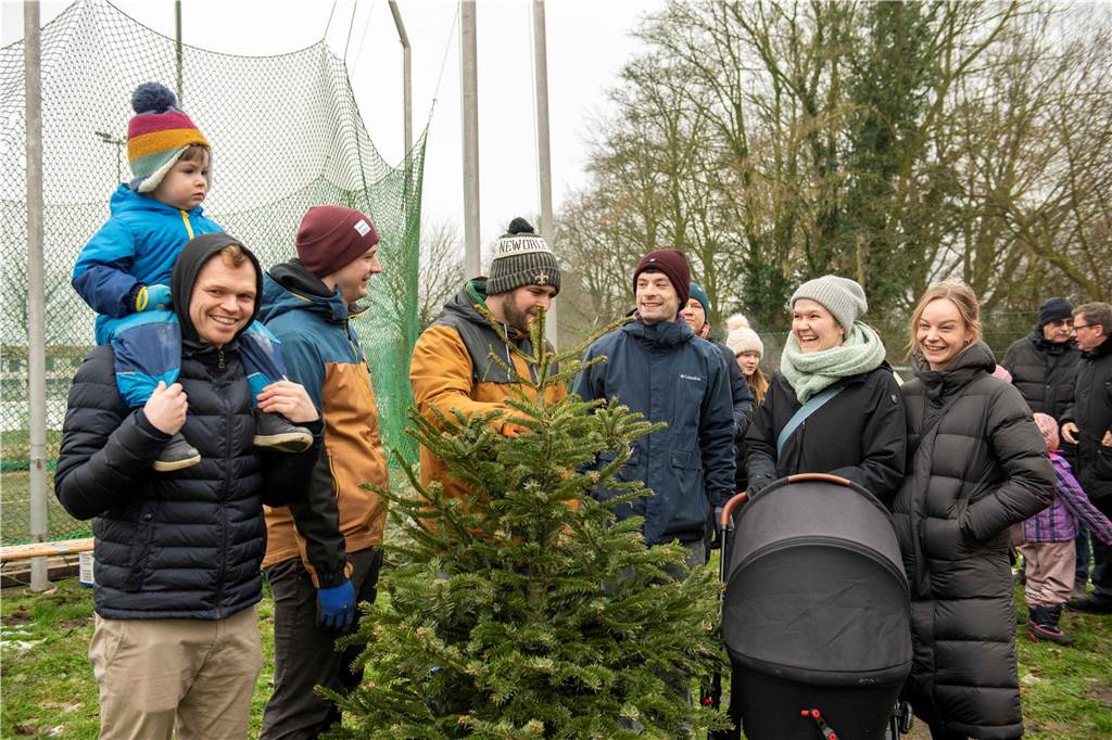 Zum ersten Mal fand in Sythen ein Wettbewerb im Weihnachtsbaum-Werfen statt. Das ist wahrlich nicht nur ein "Sport" für Männer - und für Teilnehmer und Zuschauer ein großer Spaß.