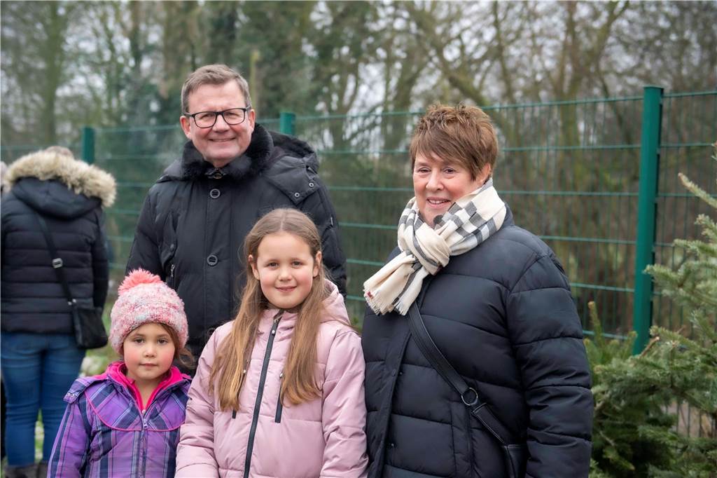 Zum ersten Mal fand in Sythen ein Wettbewerb im Weihnachtsbaum-Werfen statt. Das ist wahrlich nicht nur ein "Sport" für Männer - und für Teilnehmer und Zuschauer ein großer Spaß.