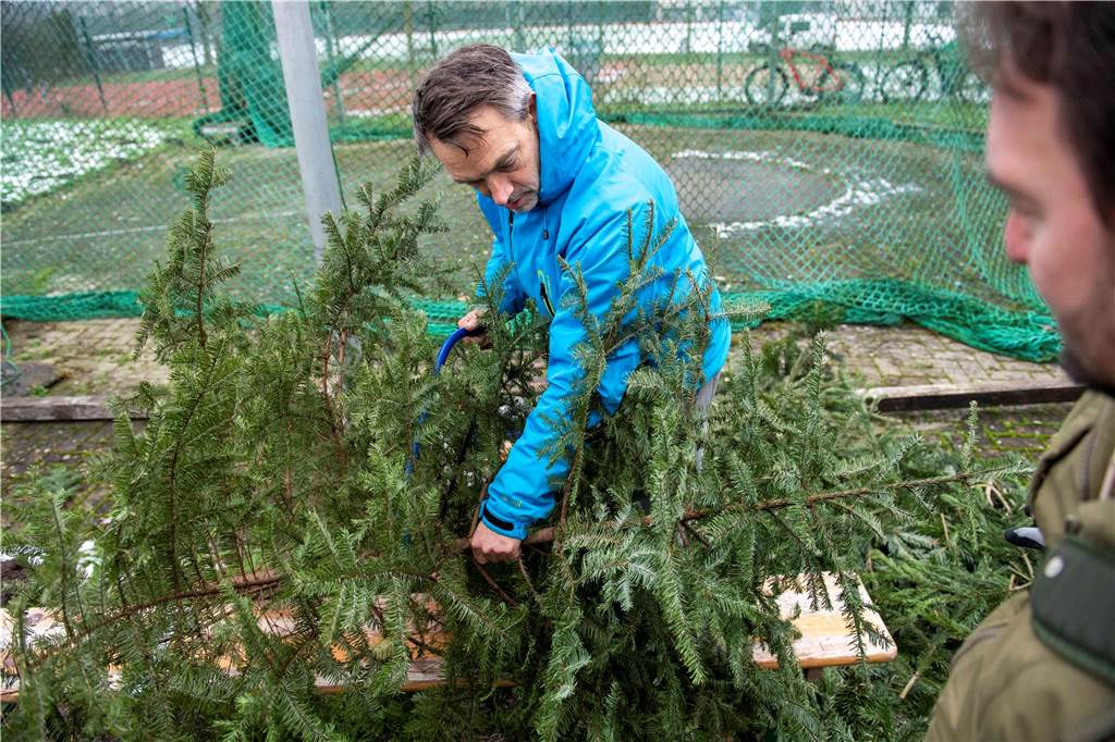 Zum ersten Mal fand in Sythen ein Wettbewerb im Weihnachtsbaum-Werfen statt. Das ist wahrlich nicht nur ein "Sport" für Männer - und für Teilnehmer und Zuschauer ein großer Spaß.