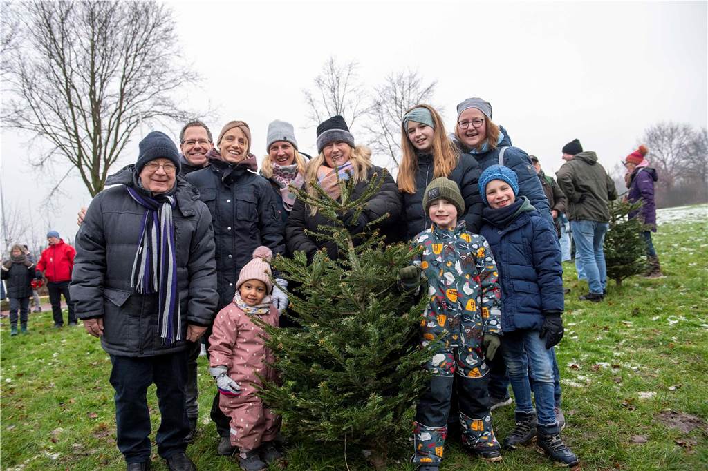 Zum ersten Mal fand in Sythen ein Wettbewerb im Weihnachtsbaum-Werfen statt. Das ist wahrlich nicht nur ein "Sport" für Männer - und für Teilnehmer und Zuschauer ein großer Spaß.