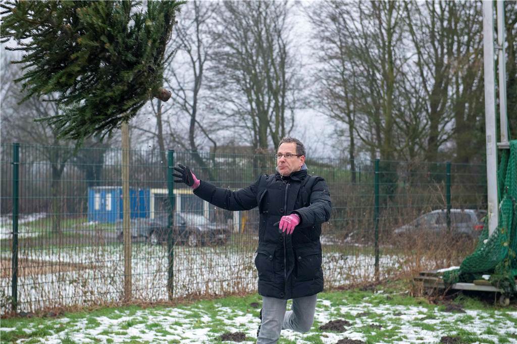 Zum ersten Mal fand in Sythen ein Wettbewerb im Weihnachtsbaum-Werfen statt. Das ist wahrlich nicht nur ein "Sport" für Männer - und für Teilnehmer und Zuschauer ein großer Spaß.