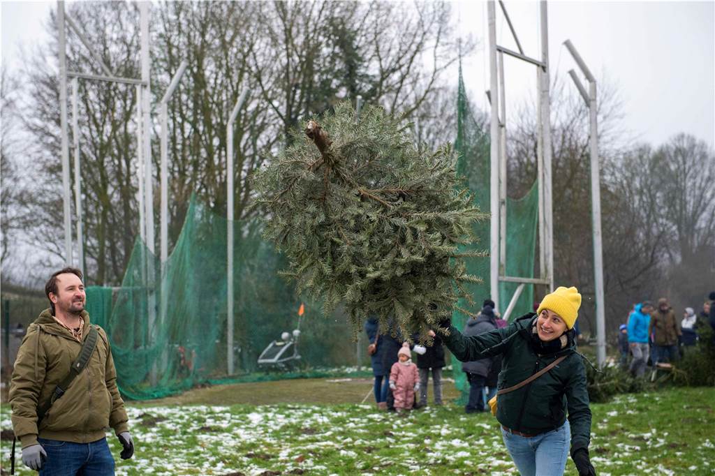 Zum ersten Mal fand in Sythen ein Wettbewerb im Weihnachtsbaum-Werfen statt. Das ist wahrlich nicht nur ein "Sport" für Männer - und für Teilnehmer und Zuschauer ein großer Spaß.