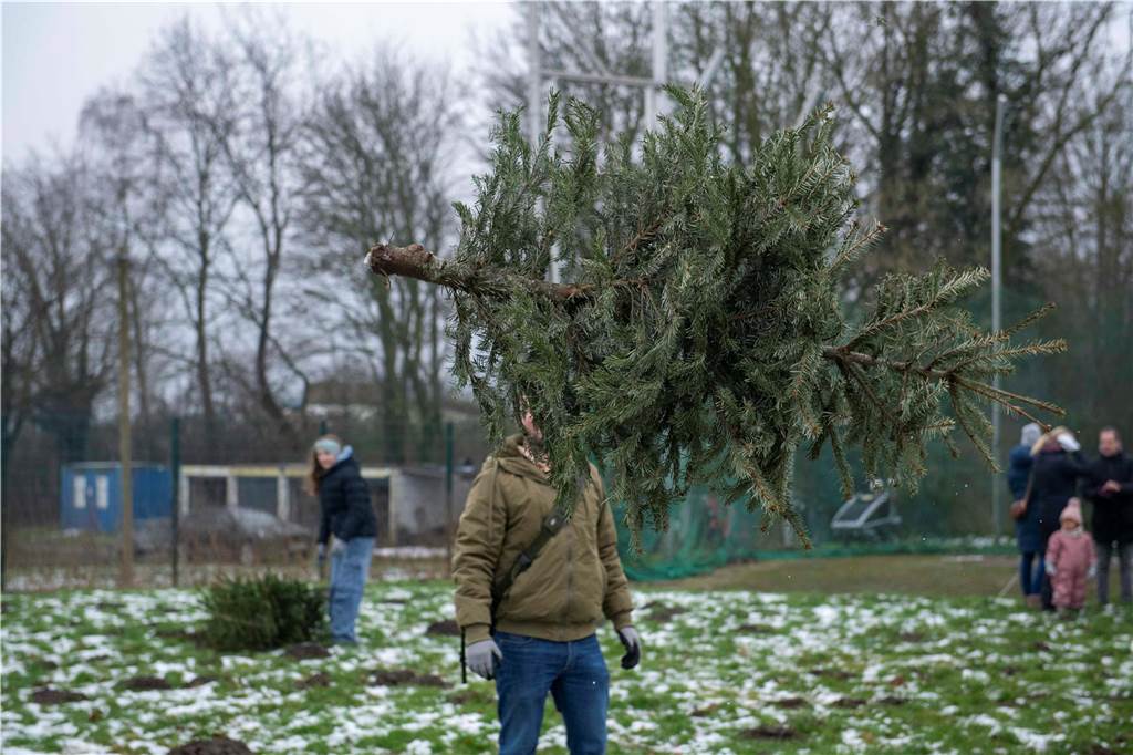 Zum ersten Mal fand in Sythen ein Wettbewerb im Weihnachtsbaum-Werfen statt. Das ist wahrlich nicht nur ein "Sport" für Männer - und für Teilnehmer und Zuschauer ein großer Spaß.