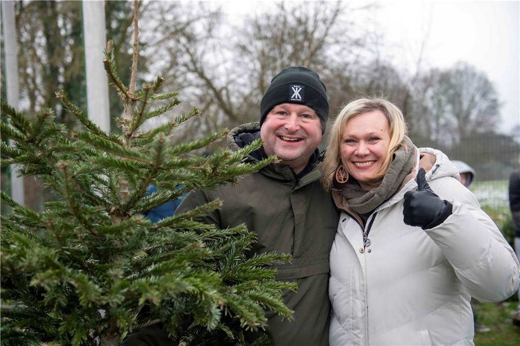 Zum ersten Mal fand in Sythen ein Wettbewerb im Weihnachtsbaum-Werfen statt. Das ist wahrlich nicht nur ein "Sport" für Männer - und für Teilnehmer und Zuschauer ein großer Spaß.