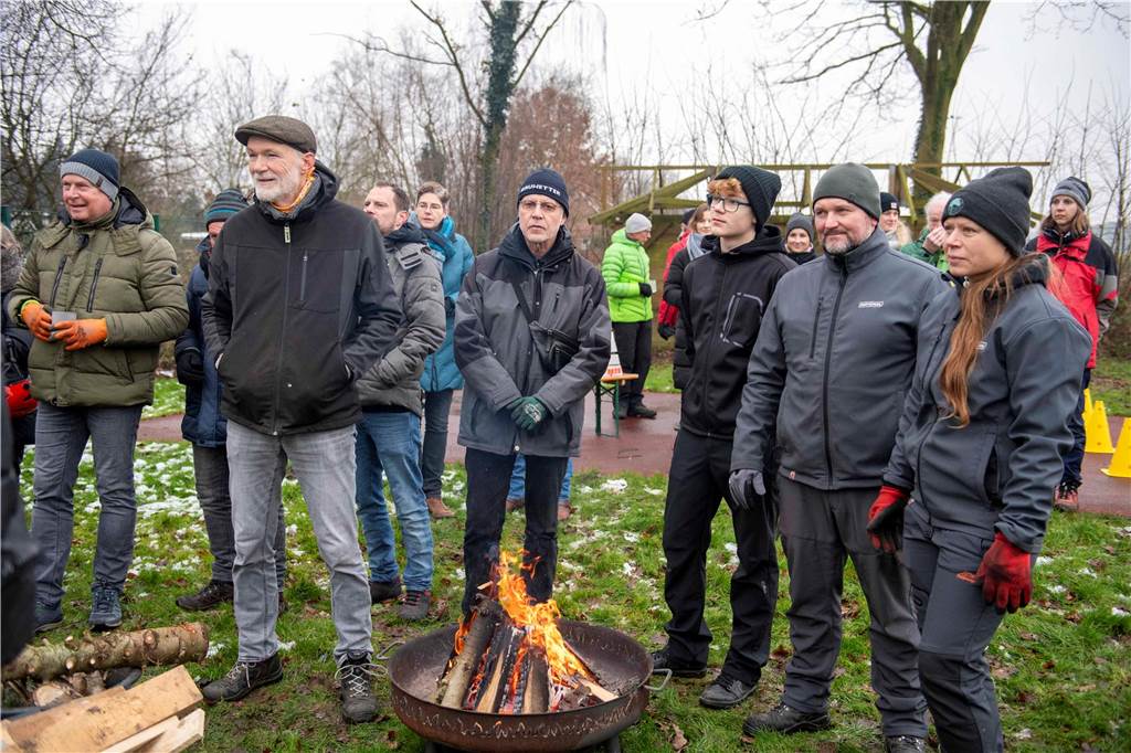 Zum ersten Mal fand in Sythen ein Wettbewerb im Weihnachtsbaum-Werfen statt. Das ist wahrlich nicht nur ein "Sport" für Männer - und für Teilnehmer und Zuschauer ein großer Spaß.