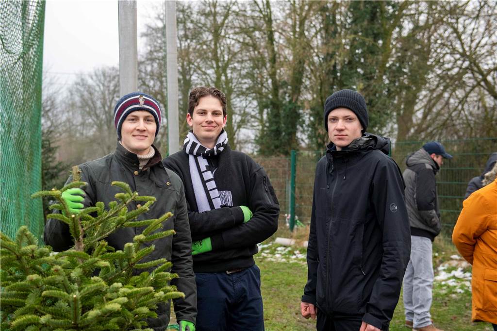 Zum ersten Mal fand in Sythen ein Wettbewerb im Weihnachtsbaum-Werfen statt. Das ist wahrlich nicht nur ein "Sport" für Männer - und für Teilnehmer und Zuschauer ein großer Spaß.