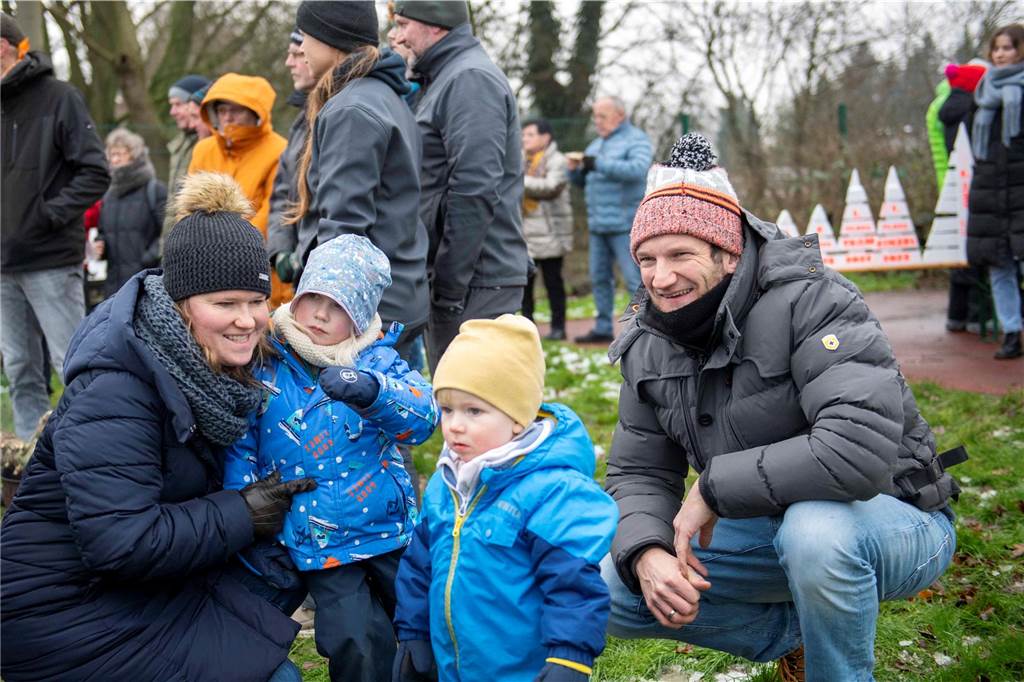 Zum ersten Mal fand in Sythen ein Wettbewerb im Weihnachtsbaum-Werfen statt. Das ist wahrlich nicht nur ein "Sport" für Männer - und für Teilnehmer und Zuschauer ein großer Spaß.