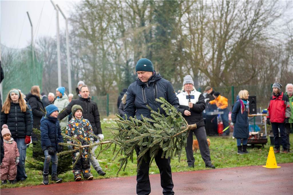 Zum ersten Mal fand in Sythen ein Wettbewerb im Weihnachtsbaum-Werfen statt. Das ist wahrlich nicht nur ein "Sport" für Männer - und für Teilnehmer und Zuschauer ein großer Spaß.