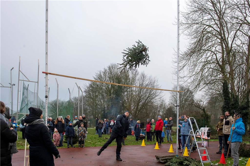 Zum ersten Mal fand in Sythen ein Wettbewerb im Weihnachtsbaum-Werfen statt. Das ist wahrlich nicht nur ein "Sport" für Männer - und für Teilnehmer und Zuschauer ein großer Spaß.