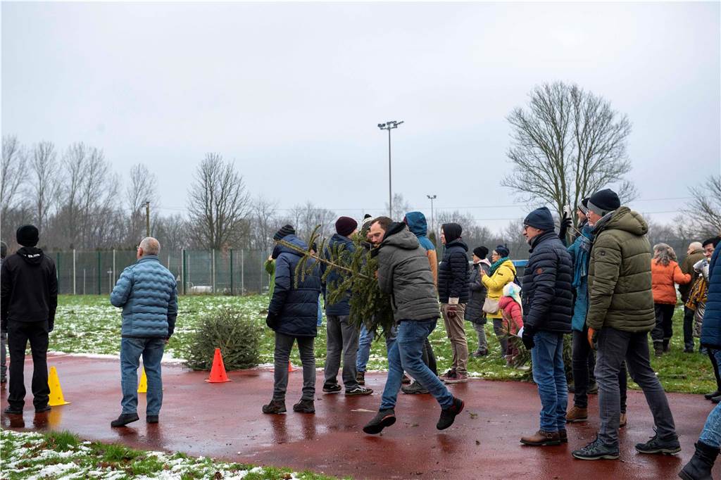 Zum ersten Mal fand in Sythen ein Wettbewerb im Weihnachtsbaum-Werfen statt. Das ist wahrlich nicht nur ein "Sport" für Männer - und für Teilnehmer und Zuschauer ein großer Spaß.