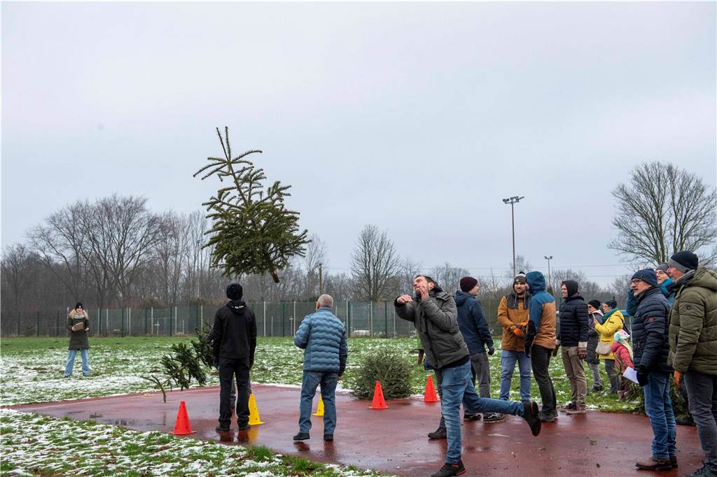 Zum ersten Mal fand in Sythen ein Wettbewerb im Weihnachtsbaum-Werfen statt. Das ist wahrlich nicht nur ein "Sport" für Männer - und für Teilnehmer und Zuschauer ein großer Spaß.