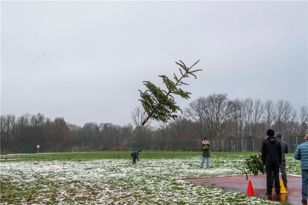 Zum ersten Mal fand in Sythen ein Wettbewerb im Weihnachtsbaum-Werfen statt. Das ist wahrlich nicht nur ein "Sport" für Männer - und für Teilnehmer und Zuschauer ein großer Spaß.