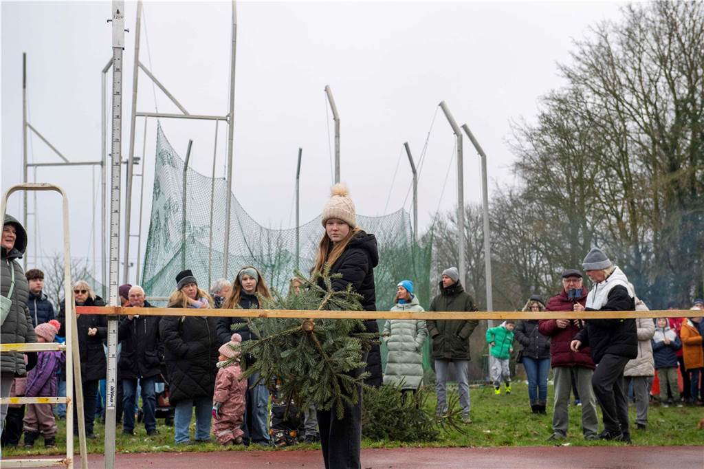 Zum ersten Mal fand in Sythen ein Wettbewerb im Weihnachtsbaum-Werfen statt. Das ist wahrlich nicht nur ein "Sport" für Männer - und für Teilnehmer und Zuschauer ein großer Spaß.