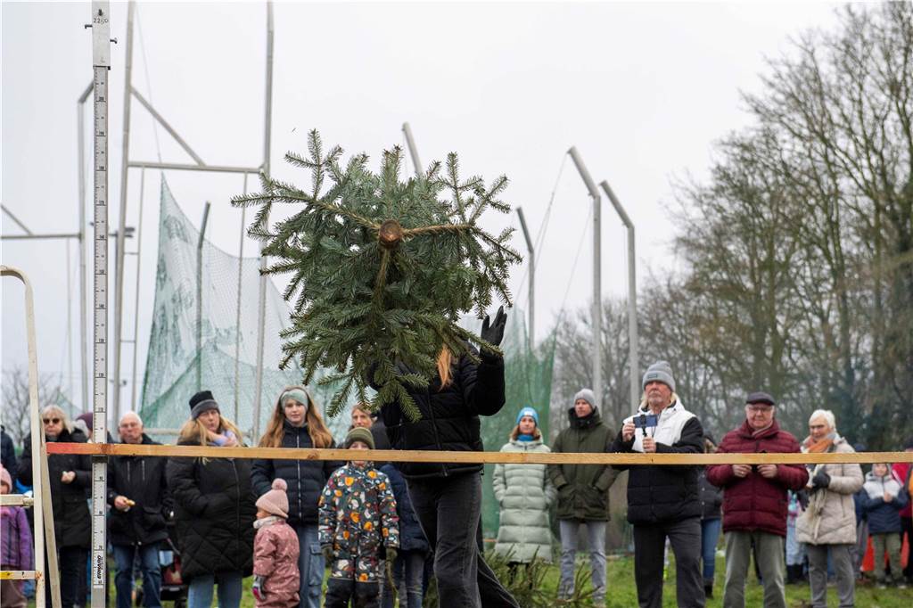 Zum ersten Mal fand in Sythen ein Wettbewerb im Weihnachtsbaum-Werfen statt. Das ist wahrlich nicht nur ein "Sport" für Männer - und für Teilnehmer und Zuschauer ein großer Spaß.
