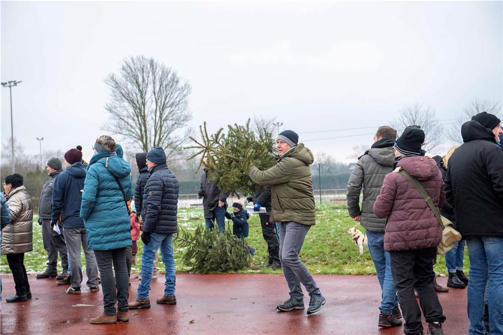 Zum ersten Mal fand in Sythen ein Wettbewerb im Weihnachtsbaum-Werfen statt. Das ist wahrlich nicht nur ein "Sport" für Männer - und für Teilnehmer und Zuschauer ein großer Spaß.