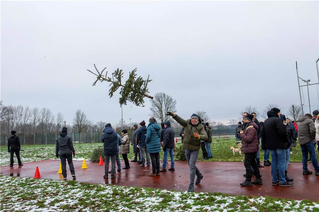 Zum ersten Mal fand in Sythen ein Wettbewerb im Weihnachtsbaum-Werfen statt. Das ist wahrlich nicht nur ein "Sport" für Männer - und für Teilnehmer und Zuschauer ein großer Spaß.