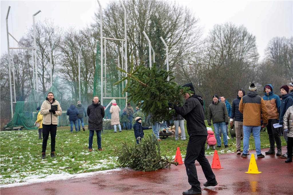 Zum ersten Mal fand in Sythen ein Wettbewerb im Weihnachtsbaum-Werfen statt. Das ist wahrlich nicht nur ein "Sport" für Männer - und für Teilnehmer und Zuschauer ein großer Spaß.