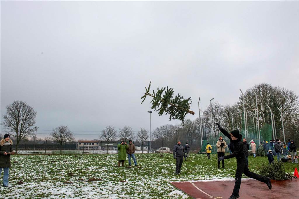 Zum ersten Mal fand in Sythen ein Wettbewerb im Weihnachtsbaum-Werfen statt. Das ist wahrlich nicht nur ein "Sport" für Männer - und für Teilnehmer und Zuschauer ein großer Spaß.