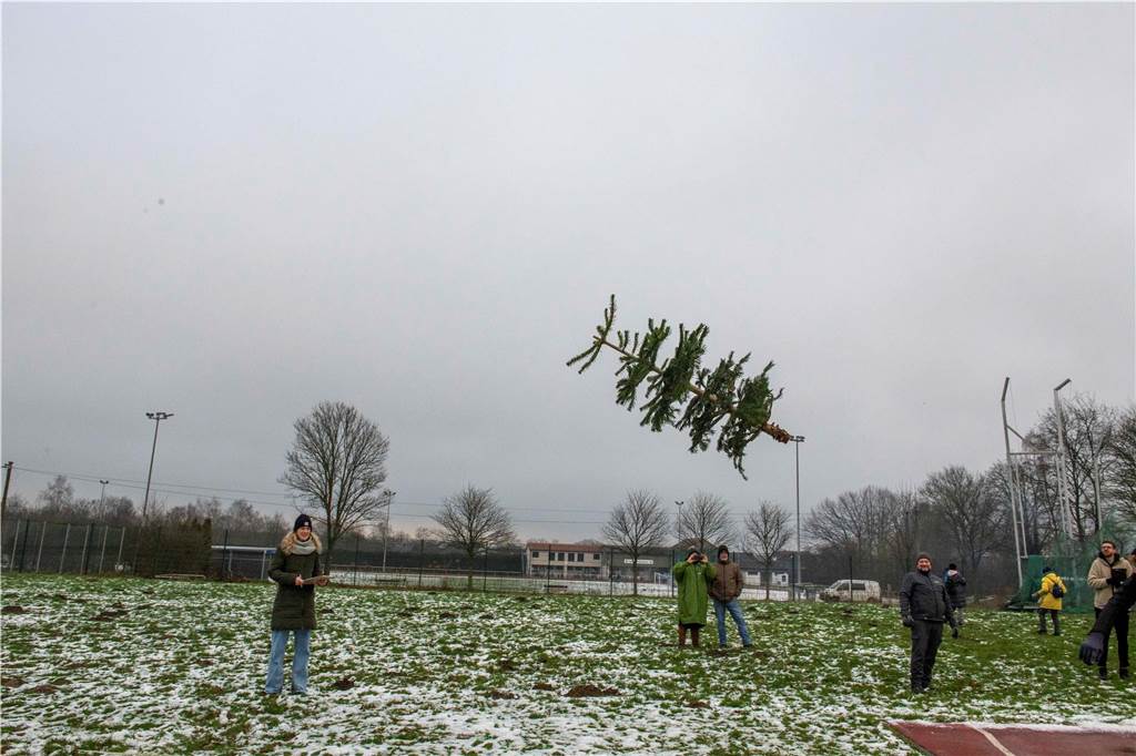 Zum ersten Mal fand in Sythen ein Wettbewerb im Weihnachtsbaum-Werfen statt. Das ist wahrlich nicht nur ein "Sport" für Männer - und für Teilnehmer und Zuschauer ein großer Spaß.