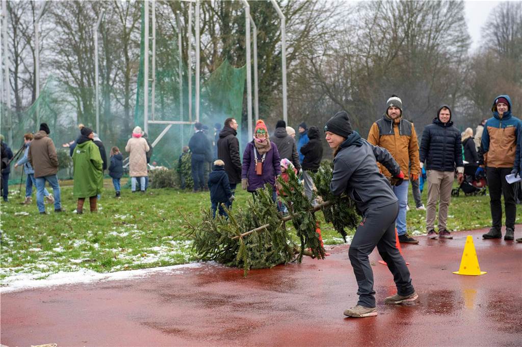 Zum ersten Mal fand in Sythen ein Wettbewerb im Weihnachtsbaum-Werfen statt. Das ist wahrlich nicht nur ein "Sport" für Männer - und für Teilnehmer und Zuschauer ein großer Spaß.