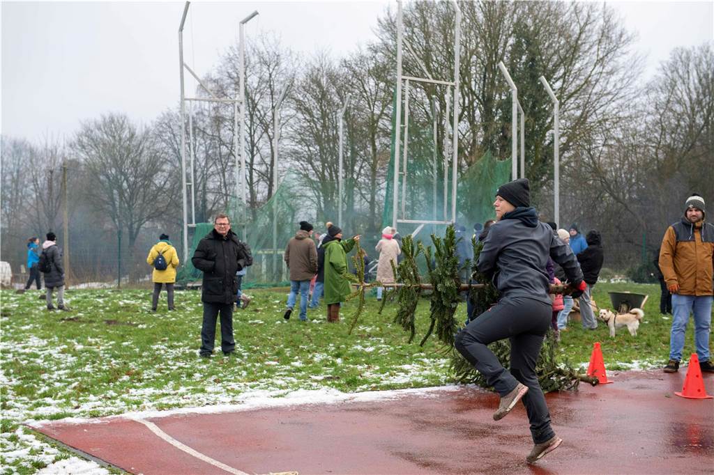 Zum ersten Mal fand in Sythen ein Wettbewerb im Weihnachtsbaum-Werfen statt. Das ist wahrlich nicht nur ein "Sport" für Männer - und für Teilnehmer und Zuschauer ein großer Spaß.