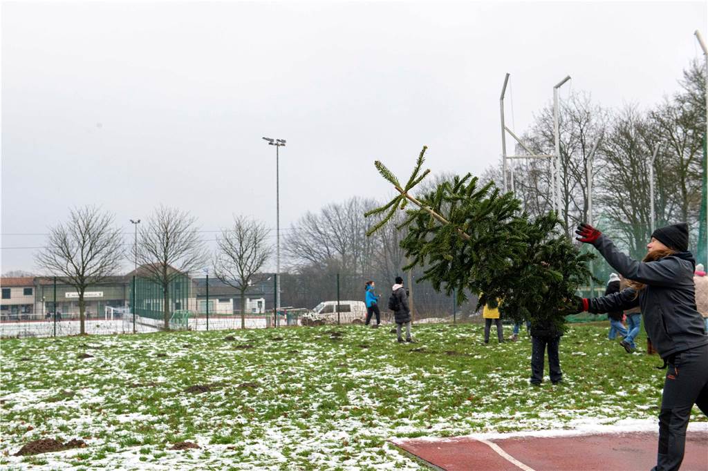 Zum ersten Mal fand in Sythen ein Wettbewerb im Weihnachtsbaum-Werfen statt. Das ist wahrlich nicht nur ein "Sport" für Männer - und für Teilnehmer und Zuschauer ein großer Spaß.