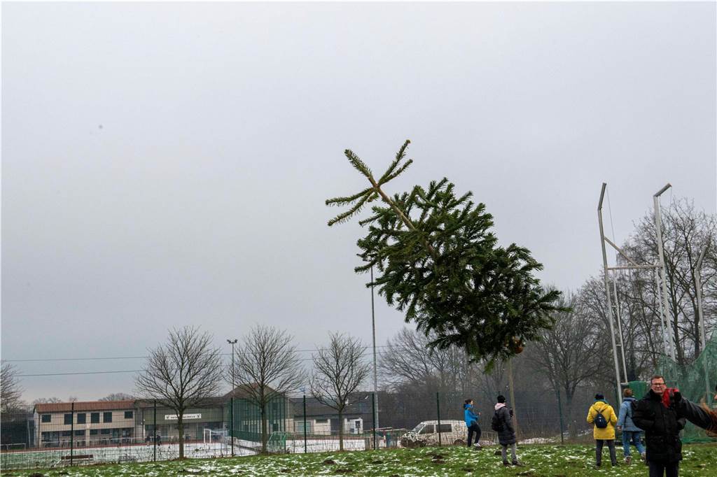 Zum ersten Mal fand in Sythen ein Wettbewerb im Weihnachtsbaum-Werfen statt. Das ist wahrlich nicht nur ein "Sport" für Männer - und für Teilnehmer und Zuschauer ein großer Spaß.