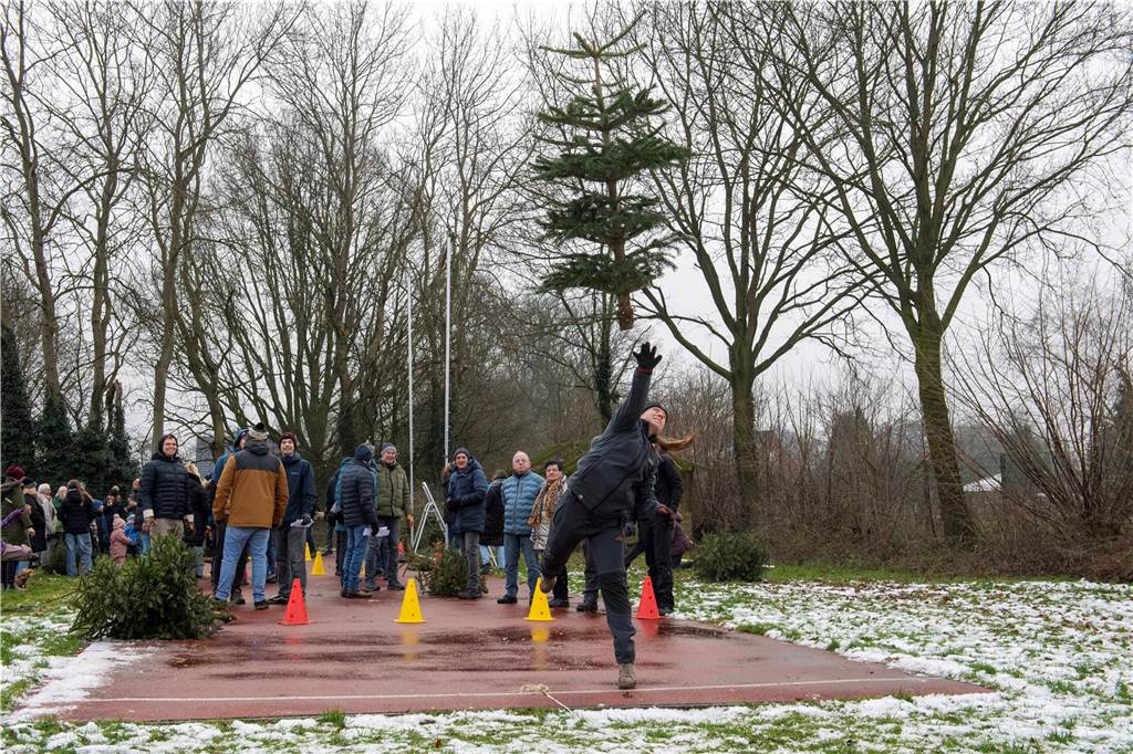 Zum ersten Mal fand in Sythen ein Wettbewerb im Weihnachtsbaum-Werfen statt. Das ist wahrlich nicht nur ein "Sport" für Männer - und für Teilnehmer und Zuschauer ein großer Spaß.